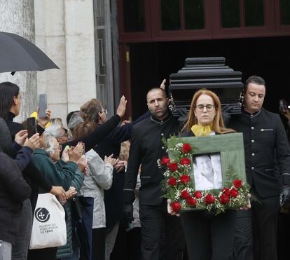 Missa lotada, canções, muitas palmas e emoção à solta: as imagens do último adeus a Marco Paulo