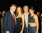 Donald Trump e Jeffrey Epstein com as mulheres