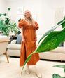 Vestidos e botas de cano alto… a grande tendência deste outono para as mulheres com mais de 50 anos