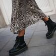 Se tem mais de 40 anos saiba que botas robustas também combinam com elegância