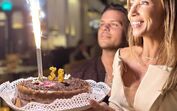 O amor de Mickael Carreira e Laura Figueiredo espelhado num beijo apaixonado