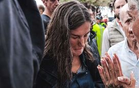 Quando os espanhóis se rendem à rainha, Jaime del Burgo reaparece para destruir Letizia