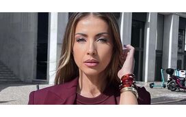 Sereia! Laura Figueiredo exibe corpo de fazer inveja... com companhia muito especial