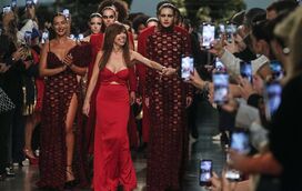 Fátima Lopes apresenta coleção arrojada para a próxima estação, num desfile marcado pela presença de Sofia Ribeiro