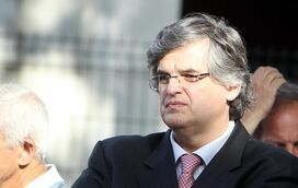 Mundos do futebol e da política sem conseguirem esconder as lágrimas no último adeus a Pedro Guerra