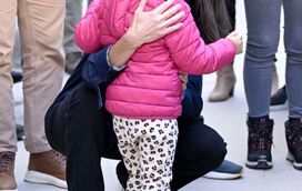 Depois dos insultos e da lama, o momento comovente em que rainha Letizia é surpreendida por criança de Valência