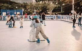 Calce os patins e prepare-se para uma voltinha! Estão abertas as pistas de gelo para este Natal