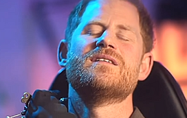 Como nunca o viu! Príncipe Harry faz "tatuagem" no pescoço