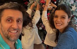 Daniel Oliveira, Andreia Rodrigues e as duas filhas fazem árvore de Natal digna de capa de revista