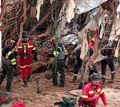 Despedido! Repórter que fingiu estar atascado em lama provoca ira entre as vítimas de Valência