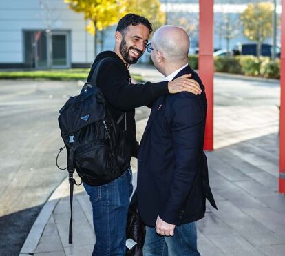 De jato privado e com escolta policial! Rúben Amorim recebido como estrela em Manchester onde já chegou sem a mulher mas com os seus cinco 'golden boys'