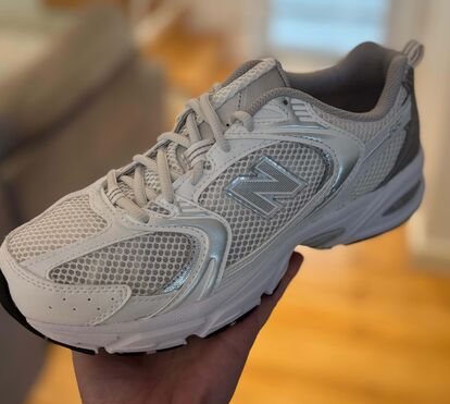 Três looks para usar com estes New Balance 530, a grande tendência do momento