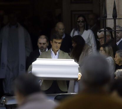 Amor e lágrimas no último adeus ao bebé Vicente. O pai, João Vicente Caldeira, foi a imagem de desalento e pesar profundo  