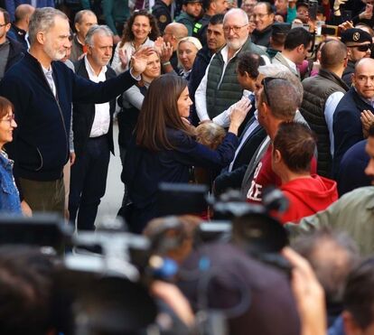 Depois dos insultos e da lama, o momento comovente em que rainha Letizia é surpreendida por criança de Valência