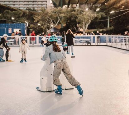 Calce os patins e prepare-se para uma voltinha! Estão abertas as pistas de gelo para este Natal