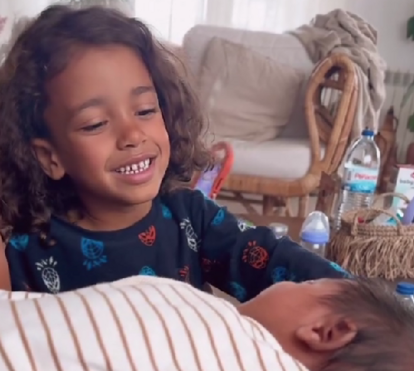 Não se aguenta tanta fofura! Filho de Rita Pereira canta para a irmã recém-nascida 