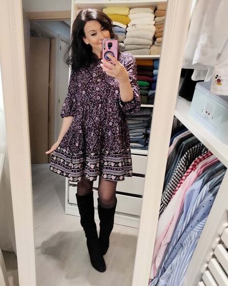 Vestidos e botas de cano alto… a grande tendência deste outono para as mulheres com mais de 50 anos