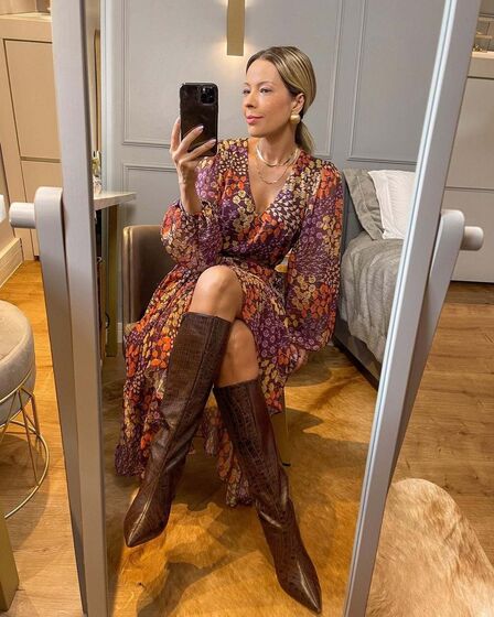 Vestidos e botas de cano alto… a grande tendência deste outono para as mulheres com mais de 50 anos