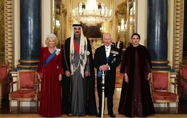 Família real britânica recebe Emir do Catar no Palácio de Buckingham
