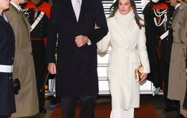 Letizia opta por look branco integral em viagem a Itália