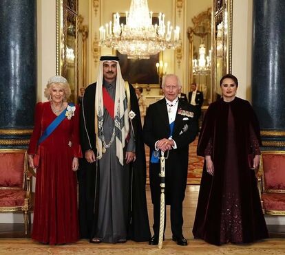 Família real britânica recebe Emir do Catar no Palácio de Buckingham