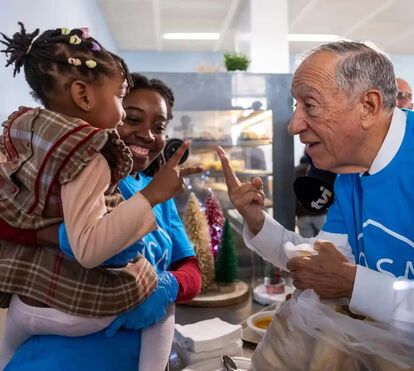 Disto sim, ele vai ter saudades! Marcelo senta-se à mesa em almoço de sem-abrigo, distribui abraços e come rabanadas
