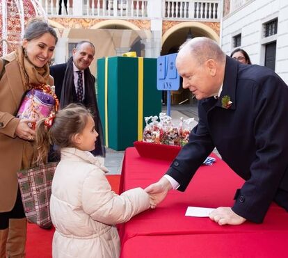 Alberto e Charlene do Mónaco levam os filhos a distribuir presentes de Natal a crianças