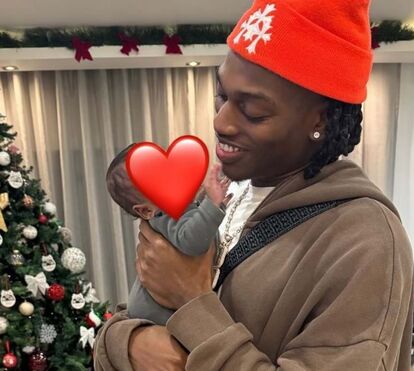 Momento de ternura: futebolista Rafael Leão mostra-se com os filhos que nasceram prematuros