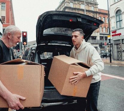 O Natal solidário de Diogo Dalot em Inglaterra! Futebolista distribui comida e roupa a quem precisa
