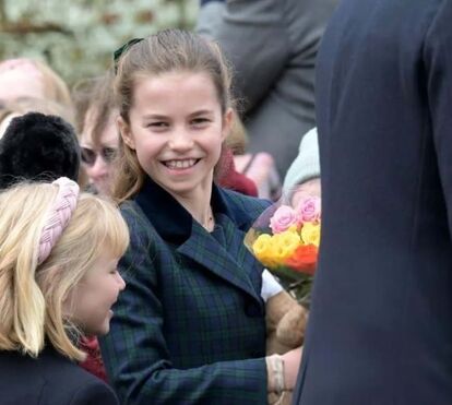 Provocação a Meghan? Princesa Charlotte dá nas vistas com joia luxuosa desenhada por ex-namorada de Harry
