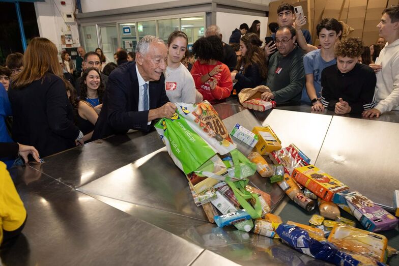 Marcelo Rebelo de Sousa no banco alimentar contra a fome 