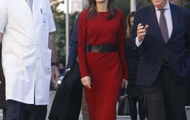 Letizia é a imagem da elegância com vestido vermelho