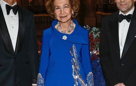 Sofia de Espanha sorridente nos 150 anos do Palais Garnier