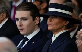 De miúdo tímido e mimado a um "tubarão" dos negócios! Como Melania Trump conseguiu transformar o filho Barron 