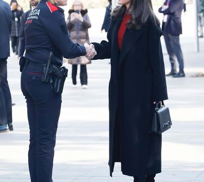 Letizia é a imagem da elegância com vestido vermelho