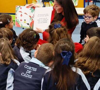 Como nunca a viu! Rainha Letizia conta histórias a alunos da infantil