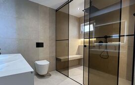 Saiba como trocar a banheira por uma base de duche de luxo e conseguir um WC moderno e com design