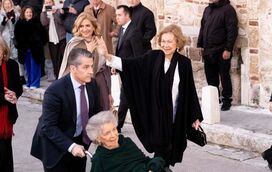 Rainha Sofia foi ao casamento de Nicolás da Grécia sem a companhia de Juan Carlos e acabou aclamada