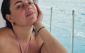 No Brasil, Ana Guiomar usa top que deixa pouco à imaginação e divide opiniões