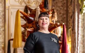 A celebração da exuberância: Joana Vasconcelos expõe em Lisboa o seu Porsche mergulhado em talha dourada