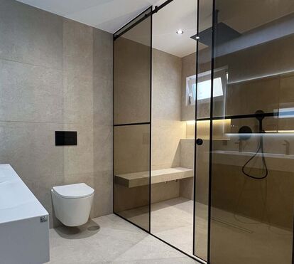 Saiba como trocar a banheira por uma base de duche de luxo e conseguir um WC moderno e com design