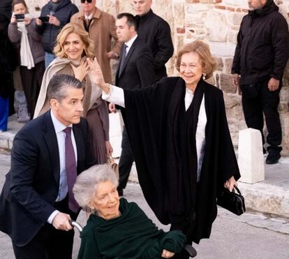 Rainha Sofia foi ao casamento de Nicolás da Grécia sem a companhia de Juan Carlos e acabou aclamada