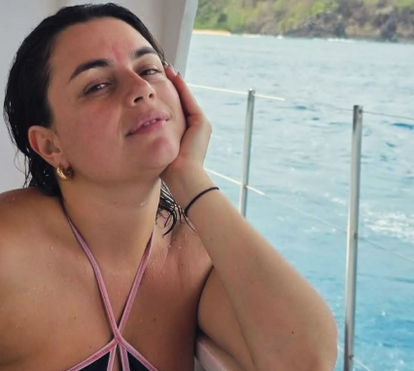 No Brasil, Ana Guiomar usa top que deixa pouco à imaginação e divide opiniões