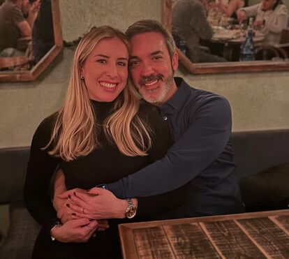 O momento mais romântico! Chef Henrique Sá Pessoa surpreende a namorada com pedido de casamento em Paris