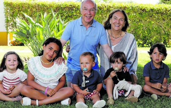 Marques Mendes com a mulher e os netos