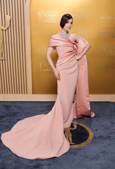 Sofia Carson em Elie Saab SS25.