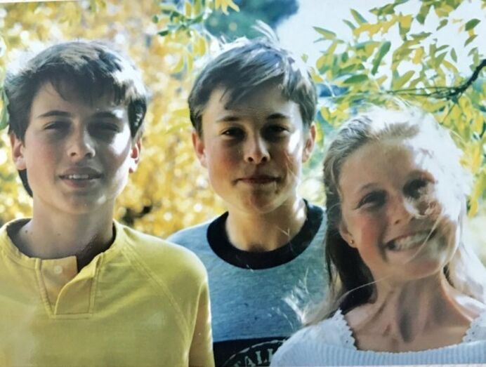 Elon Musk com os dois irmãos