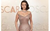 Selena Gomez em Ralph Lauren.