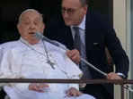 Papa Francisco faz primeira aparição pública