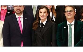 Letizia opta por look andrógino no Dia Internacional das Doenças Raras